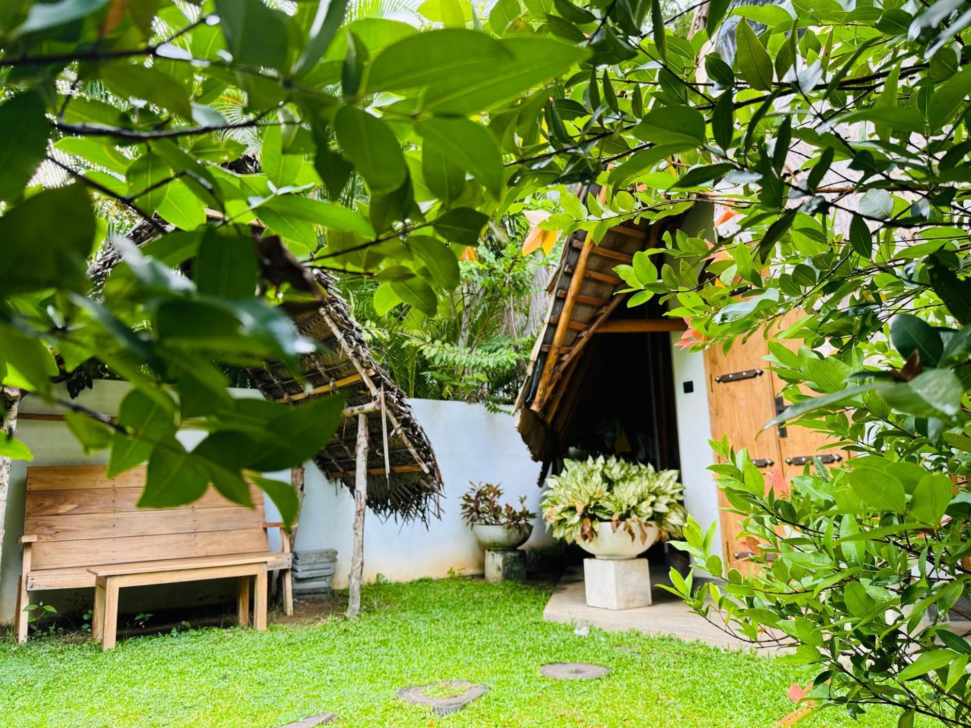 Turtle Wood Cabin Tangalle Buitenkant foto